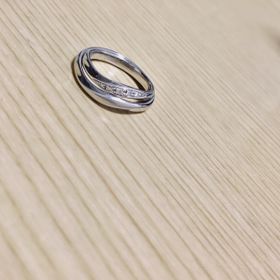 【Something Blue(サムシングブルー)の口コミ】 指が綺麗に見えるウエーブのデザインです。ストレートも素敵でしたが、少…