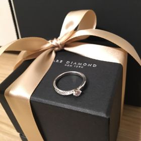 【ラザール ダイヤモンド(LAZARE DIAMOND)の口コミ】 指輪の決め手は、以下の３点があります。
１点目：ひねりの加わっているリ…