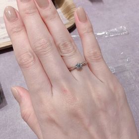 【GALA JEWELRY(ガラジュエリー)の口コミ】 シンプルで上品なところに惹かれました。ダイヤをかこむツメの大きさ、土…