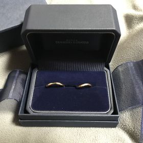 【銀座ダイヤモンドシライシの口コミ】 私の指の水かきがけっこうあるので、ストレートラインにすると指輪が斜め…