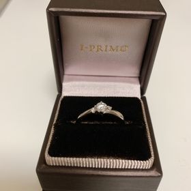 【アイプリモ(I-PRIMO)の口コミ】 彼女が小柄なので、可愛らしいイメージの指輪を選びました。結婚指輪と同…