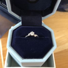 【銀座ダイヤモンドシライシの口コミ】 アシンメトリーになっており、少しウェーブがかかったデザインがとても気…