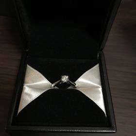 【エクセルコダイヤモンド(EXELCO DIAMOND)の口コミ】 エクセルコダイヤモンド特許取得済みの、下にメレダイヤが敷いてある特有…