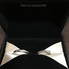 【エクセルコダイヤモンド(EXELCO DIAMOND)の口コミ】 Autumnですが新作という事と、彼の指が太く短いのでシンプルではなく少し…