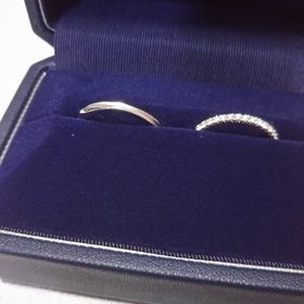 【銀座ダイヤモンドシライシの口コミ】 ダイヤモンドが一面に付いているデザインで、結婚指輪っぽくなく、ファッ…