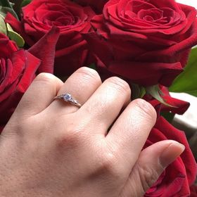 【アンジェリックフォセッテ(Angelique Fossette)の口コミ】 婚約指輪といえば、一粒ダイヤかなあ〜と思っていましたが、やはり高い買…