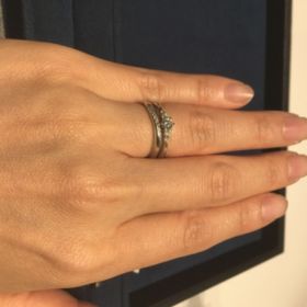 【4℃ BRIDAL(ヨンドシーブライダル)の口コミ】 ウェーブが緩やかで指にフィットする感じが良いです。メレダイヤは小ぶり…