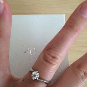 【4℃ BRIDAL(ヨンドシーブライダル)の口コミ】 そこまで高くなかったのと、王道の1粒ダイヤの指輪を探していた中で、自分…