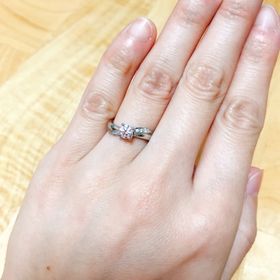 【Nature(ネイチャー)の口コミ】 私が選んだのはウェーブ状のデザインです。指のラインに沿ったデザインな…