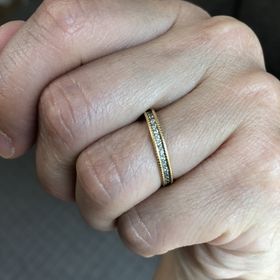 【ENUOVE(イノーヴェ)の口コミ】 デザインが決めてです。シンプル過ぎず、ダイヤがある事で華やかさもあり…