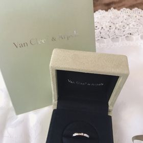 【ヴァン クリーフ＆アーペル(Van Cleef & Arpels)の口コミ】 シンプルなデザインですが、繊細さと可愛さを兼ね備えていて、とても気に…