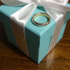 【ティファニー(Tiffany & Co.)の口コミ】 内側に無料で刻印を入れられるので、結婚記念日と二人の名前を入れました…