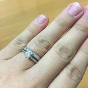 【Douxmiere bijou SOPHIA(ドゥミエール ビジュソフィア)の口コミ】 指輪選びのため何ヶ所かお店を回ったのですが、この指輪を見た瞬間デザイ…