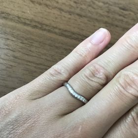 【ティファニー(Tiffany & Co.)の口コミ】 婚約指輪と重なるように真ん中が窪んでいるものを選びました。ちょうど一…