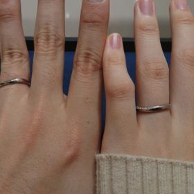 【4℃ BRIDAL(ヨンドシーブライダル)の口コミ】 女性側の指輪は、斜めの側面に小さなダイヤモンドが埋め込まれており、主…