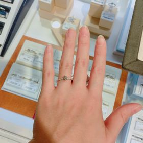 【ROYAL ASSCHER(ロイヤル・アッシャー)の口コミ】 他のブランドに比べ、ダイヤモンドの輝きが白く、上品な雰囲気がした。小…