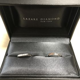 【ラザール ダイヤモンド(LAZARE DIAMOND)の口コミ】 指を綺麗に見せてくれるタイプの指輪を探していました。曲線があるので指…