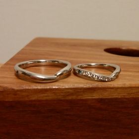 【ケイウノ ブライダル(K.UNO BRIDAL)の口コミ】 プラチナとダイヤモンドの結婚指輪です。
元々お店にあったデザインのもの…