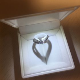 【STAR JEWELRY(スタージュエリー)の口コミ】 典型的な婚約指輪ではなく珍しいデザインの婚約指輪を探していました。
こ…