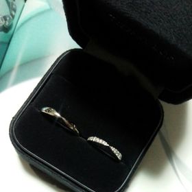 【ティファニー(Tiffany & Co.)の口コミ】 指輪のデザインは店頭で見て、実際につけて決めました。肌が地黒のため、…