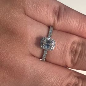 【ORECCHIO(オレッキオ)の口コミ】 値段は高めですがエメラルドカットのダイヤモンドの存在感が抜群で輝きが…