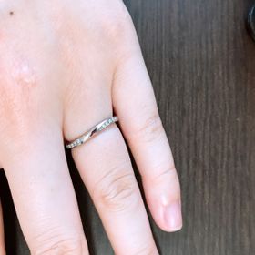 【アイプリモ(I-PRIMO)の口コミ】 左右のダイヤが綺麗で、横から見た時の輝きに惹かれました。ダイヤのハー…