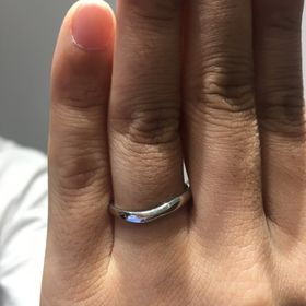 【銀座ダイヤモンドシライシの口コミ】 ヴィーナスフェザーというデザインは細くて真っ直ぐな旦那の指にとてもフ…