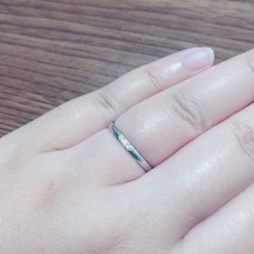 【GALA JEWELRY(ガラジュエリー)の口コミ】 シンプルだけど真ん中に3つのダイヤがあるのが可愛くて気に入りました。
…