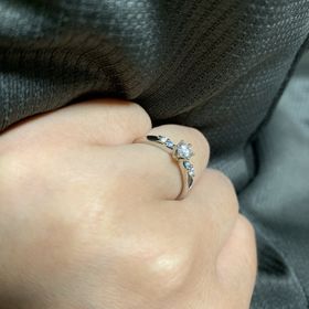 【FOREVERMARK(フォーエバーマーク)】の口コミ ダイヤがとても綺麗で気に入っています。サイドに青の石も入っていて、私の...
