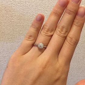 【ラザール ダイヤモンド(LAZARE DIAMOND)の口コミ】 デザイン。一粒ダイヤをメレダイヤが囲むデザインは他にもありましたが、…