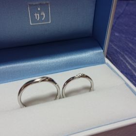 【GALA JEWELRY(ガラジュエリー)の口コミ】 婚約指輪と重ね付けをしたくて、同じウエーブのかかったものを店員さんか…