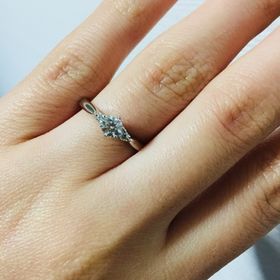 【銀座ダイヤモンドシライシの口コミ】 派手すぎずシンプルなものが好みで
かつ婚約指輪のイメージも崩さない定番…