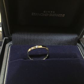 【銀座ダイヤモンドシライシの口コミ】 色んなリングを試したが、ウェーブがついていて指が綺麗に見えたというの…