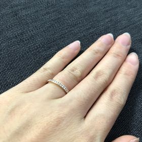 【ROYAL ASSCHER(ロイヤル・アッシャー)】の口コミ 石が付いているタイプを探していた。こちらは、レールタイプで家事など日常...