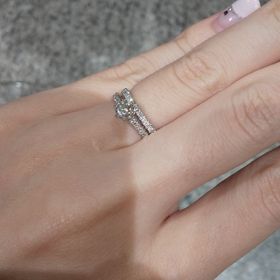 【銀座ダイヤモンドシライシの口コミ】 折角だから豪華な婚約指輪にしたくて、一面にダイヤモンドがついているデ…