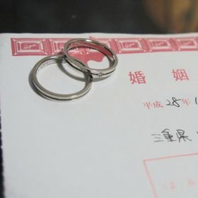 【アイプリモ(I-PRIMO)の口コミ】 お互いがシンプルな平たい(幅広な)ものが良かったので、よくある丸いもの…