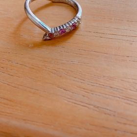 【I's stone(アイズストーン)の口コミ】 私はVラインの指輪がよかったので
Vラインのデザインから探しました。
可…