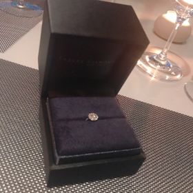 【ラザール ダイヤモンド(LAZARE DIAMOND)の口コミ】 芸能人の方々がプロポーズでよくいただいている、
ハイブランドの指輪も憧…