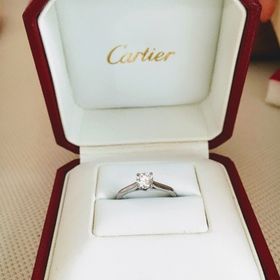 【カルティエ(Cartier)の口コミ】 カルティエのデザインとブランドが好きでずっと憧れていた。婚約指輪はは…