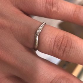 【Mariage ent(マリアージュエント)の口コミ】 結婚指輪らしいシンプルで上品なデザインですが、メレダイヤが斜めに入っ…
