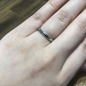 【輪-RIN-の口コミ】 最初は違う素材のものが気になっていたのですがこの指輪のミル打ちデザイ…