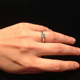 【ハリー・ウィンストン(Harry Winston)の口コミ】 ハリーウィンストンの小さな爪で止めてあるシンプルなダイヤモンドのラウ…