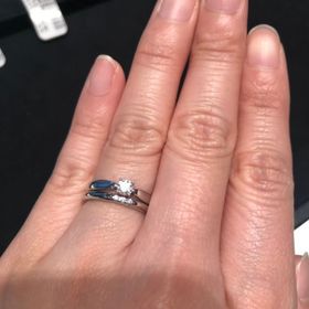 【ティファニー(Tiffany & Co.)の口コミ】 女性なら誰でも憧れるティファニーの結婚指輪。ダイヤが中央に3つ付だけつ…