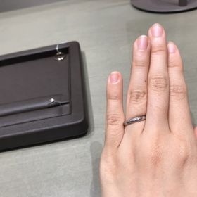 【アイプリモ(I-PRIMO)の口コミ】 リングの上の側面にダイヤが付いているので、自分側から見ると少しシンプ…