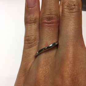 【ラザール ダイヤモンド(LAZARE DIAMOND)の口コミ】 シンプルな指輪を探していました。ストレートのデザインよりも、ウェーブ…