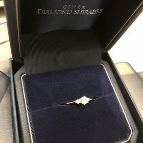 【銀座ダイヤモンドシライシの口コミ】 一番の決め手は側面のデザインがとても気に入ったからです。また、台座の…