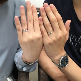 【アイプリモ(I-PRIMO)の口コミ】 婚約指輪が1粒ダイヤモンドでシンプルな指輪なので
重ね付けした時に華や…