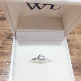 【輪-RIN-の口コミ】 普段でも着けられるようなデザインの婚約指輪を探していました。
初めてこ…