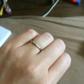 【4℃ BRIDAL(ヨンドシーブライダル)の口コミ】 シンプルなデザインですがダイヤのキラキラが控えめに豪華でとても気に入…