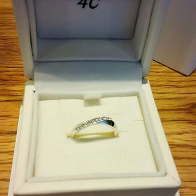 【4℃ BRIDAL(ヨンドシーブライダル)の口コミ】 指輪のデザインは表にキラキラのダイヤがいくつか付いていてゴージャスな…